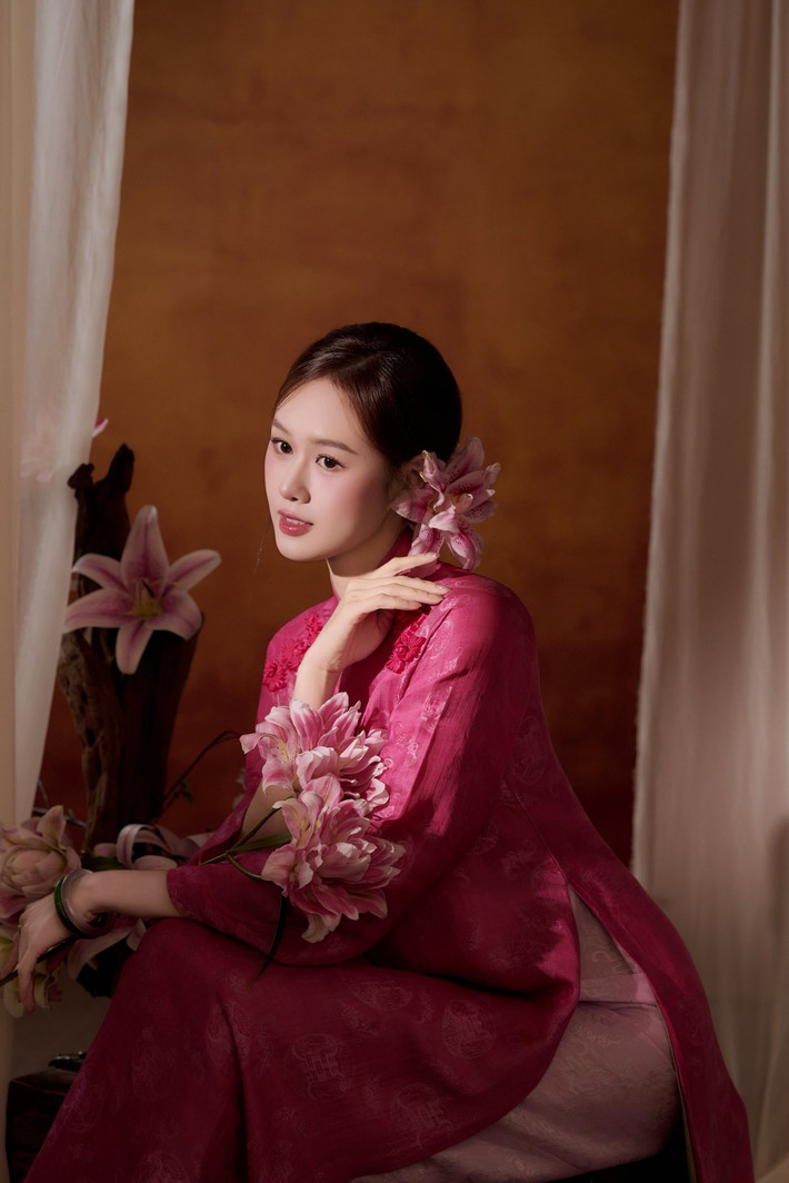 Trong bộ ảnh mới, Anh Phạm diện áo dài màu hồng cánh sen đậm. Mái tóc của nữ diễn viên được búi gọn gàng, thanh lịch để lộ chiếc cổ cao và bờ vai thon. Lối trang điểm nhẹ nhàng với tông hồng chủ đạo ở môi và má giúp Anh Phạm tôn lên làn da trắng sáng và vẻ trẻ trung.