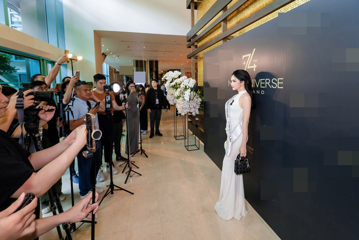 Hương Giang được truyền thông săn đón ở Miss Universe 2025. Ảnh: FB Hương Giang.