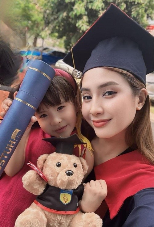 Tháng 4/2024, Thiên An tốt nghiệp ngành Ngôn ngữ Anh ĐH Hutech (TP HCM). Ngoài ra, cô còn tốt nghiệp khóa học Kỹ thuật diễn xuất. Ảnh: FB Thiên An.