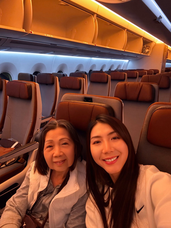 Trên chuyến bay về nước, Ngọc Quyên tâm sự: "Mẹ con mình sau 11 năm mới cùng nhau bay về. Ngày mẹ đưa con đi, tóc con đen giờ đã bạc gần hết. Bà ngoại không sợ gì hết, 11 năm tiếng Anh không biết mà vẫn đi thăm con gái".