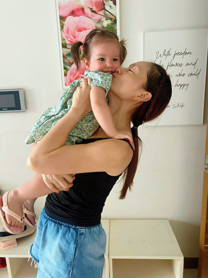 Nữ diễn viên còn chia sẻ: "Không có gì cả, chỉ có mình và hai con. Công việc hàng ngày chỉ là nghĩ xem hôm nay sẽ đưa con đi đâu chơi, đi ăn gì mà vẫn đúng giờ ngủ trưa, ngủ tối của các con. Không ai can thiệp, không ai ý kiến, chỉ có kế hoạch mình và các con cùng tạo nên". Ảnh: FB Lan Phương.