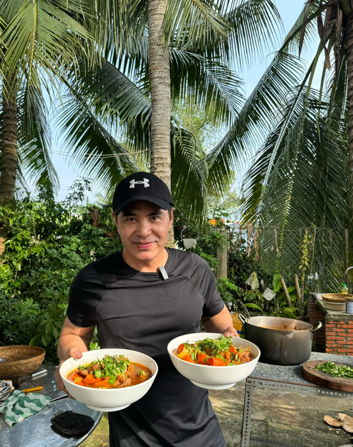 Nam diễn viên phim Gạo nếp gạo tẻ khéo nấu ăn. Theo Arttimes, Trung Dũng nấu 4-5 món hấp dẫn chỉ trong vòng 30 phút để chiêu đãi người thân, bạn bè, đồng nghiệp của mình.