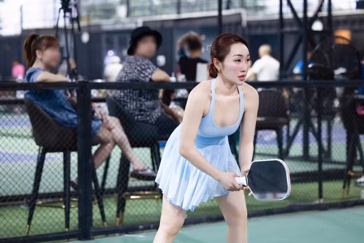 Lý Thùy Chang khoe khéo vòng một căng đầy trên sân tập luyện. Ảnh: FB Lý Thùy Chang.