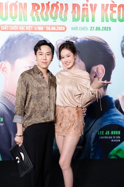 "Từ lúc có vợ, hai vợ chồng cùng vun đắp, kết nối tình cảm hai bên gia đình. Chúng tôi luôn biết cách cố gắng cho nhau và cho gia đình", bạn thân Trấn Thành chia sẻ. Ảnh: FB Anh Đức.