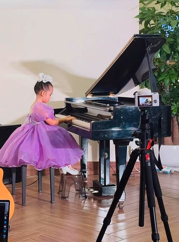 Ái nữ nhà Khánh Đơn bộc lộ nhiều năng khiếu từ nhỏ như ca hát, chơi đàn piano, làm người mẫu. Ảnh: FB Đồng Đồng.