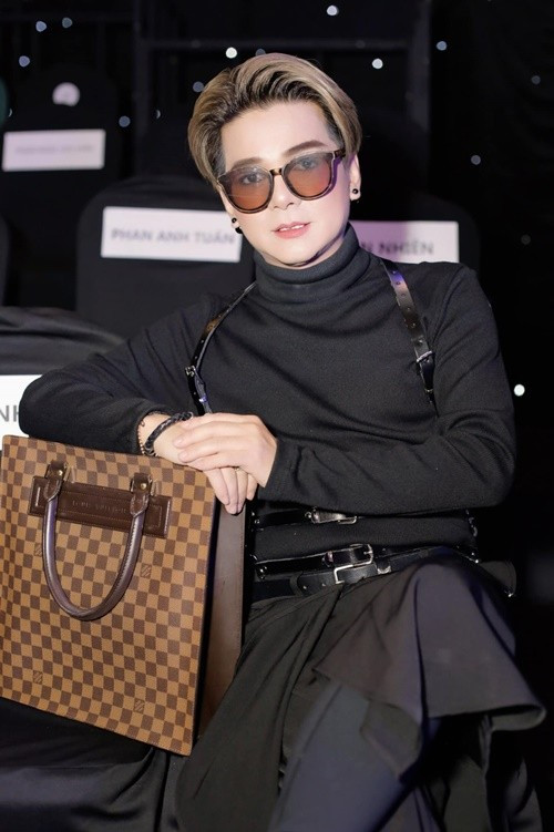 Vũ Hà được đề nghị áp dụng tình tiết giảm nhẹ vì có quá trình tham gia hoạt động thiện nguyện, an sinh xã hội. Nam ca sĩ được tại ngoại, chủ động né tránh ống kính phóng viên khi ra hầu tòa. Ảnh: FB Vũ Hà.