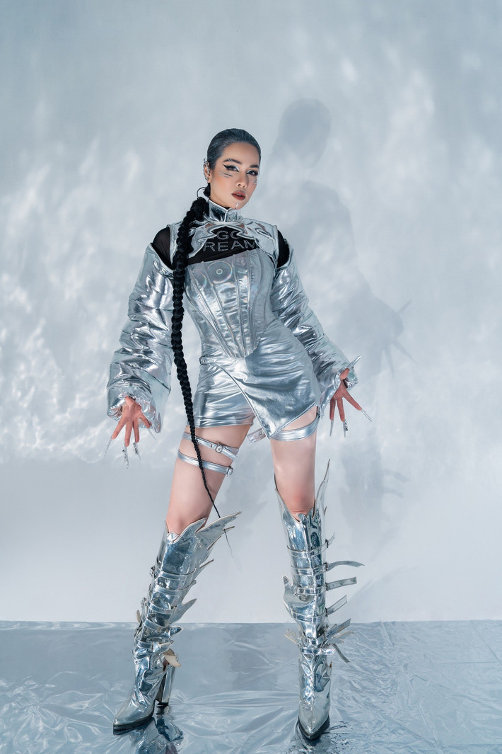 Tháng 10/2025, nữ ca sĩ ra mắt MV Cát bụi dần tan trôi sau 3 năm chuẩn bị. Ảnh: FB Nhật Kim Anh.