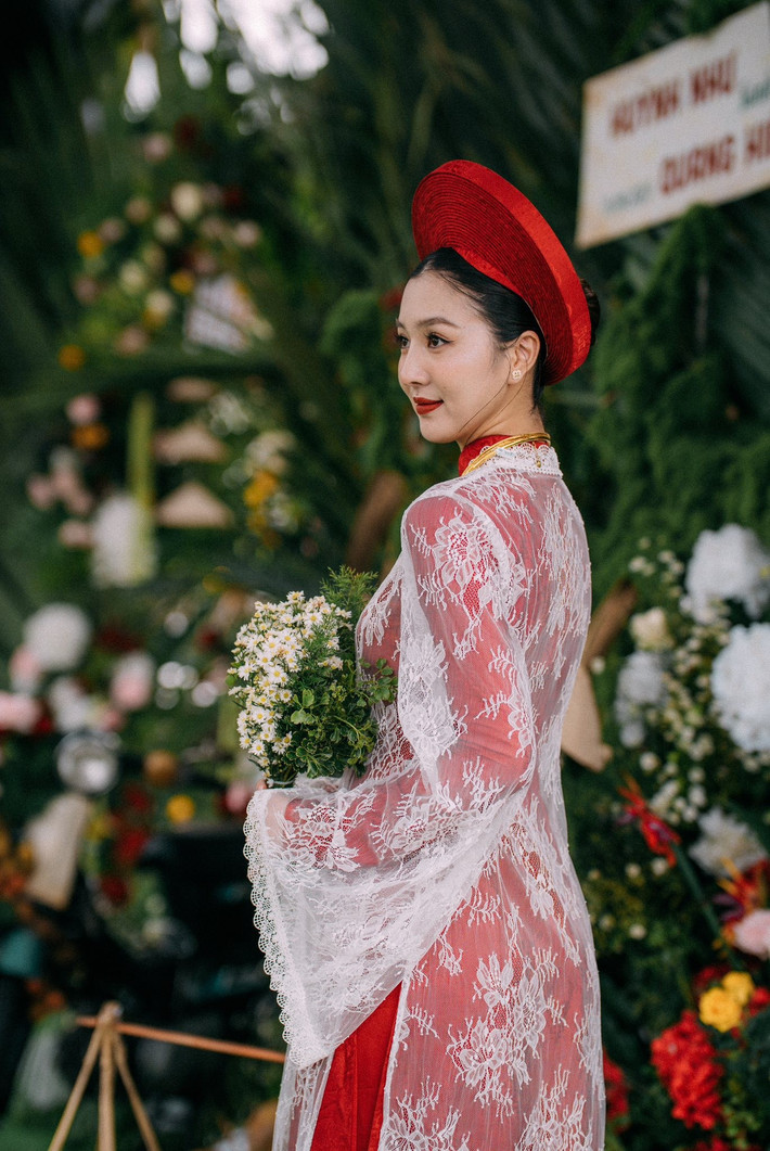 Chia sẻ hình ảnh ngày trọng đại, Tuệ Như nhắn nhủ Hồ Quang Hiếu: "Em đã pha trà/Cũng đã cắm hoa/Chỉ chờ người qua/ Là tròn chữ nhà". Phía nam ca sĩ viết: "Đón nàng về dinh".