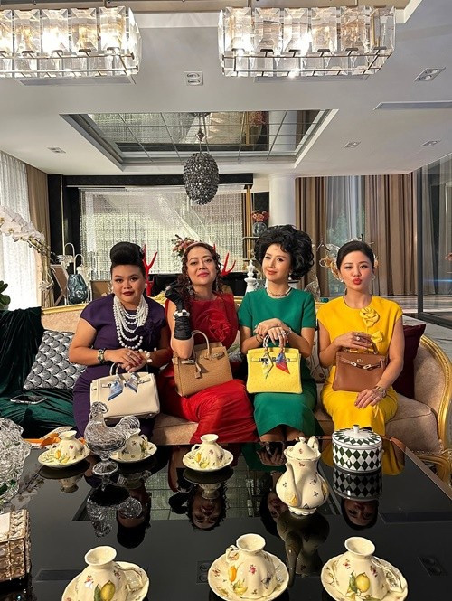 Văn Mai Hương (ngoài cùng bên phải) xuất hiện nổi bật với nhiều tạo hình khác nhau: khi sang trọng, quý phái trong những bộ váy rực rỡ, lúc lại trẻ trung, năng động. Ảnh: Instagram Quỳnh Anh Shyn.