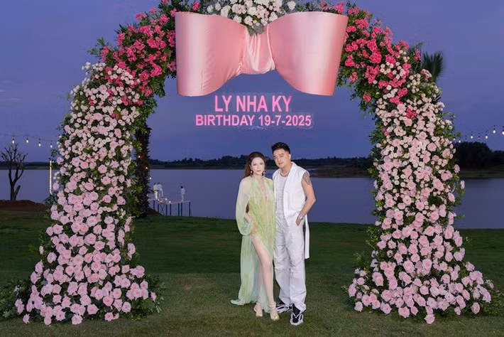 Lý Nhã Kỳ sử dụng 20 chiếc xe limousine và xe VIP chuyên dụng để đưa đón toàn bộ khách mời. Ảnh: Luke Nguyễn.