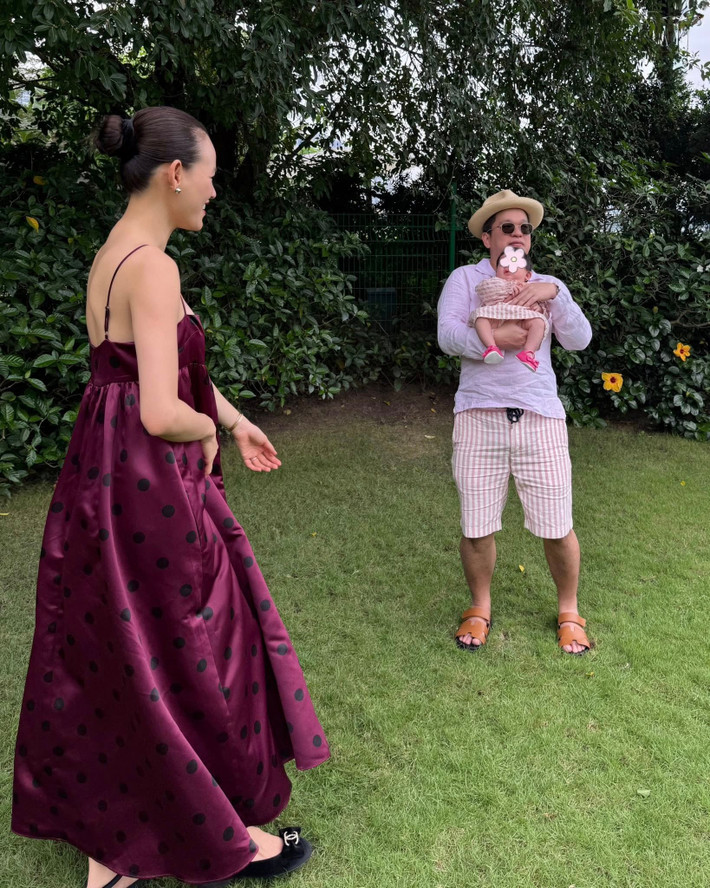 Bác sĩ Thiện Khanh san sẻ việc chăm sóc con với Tuyết Lan. Chia sẻ trên Người Đưa Tin, Tuyết Lan cho biết, sau khi có con, chồng kiên nhẫn cùng cô chăm sóc sức khỏe từng chút một để cô hồi phục tốt hơn. "Với tôi, gặp được anh đã là điều hạnh phúc. Và được đón em bé cùng người đàn ông mình yêu và hoàn toàn tin tưởng thật sự là một món quà vô giá", Tuyết Lan nói.