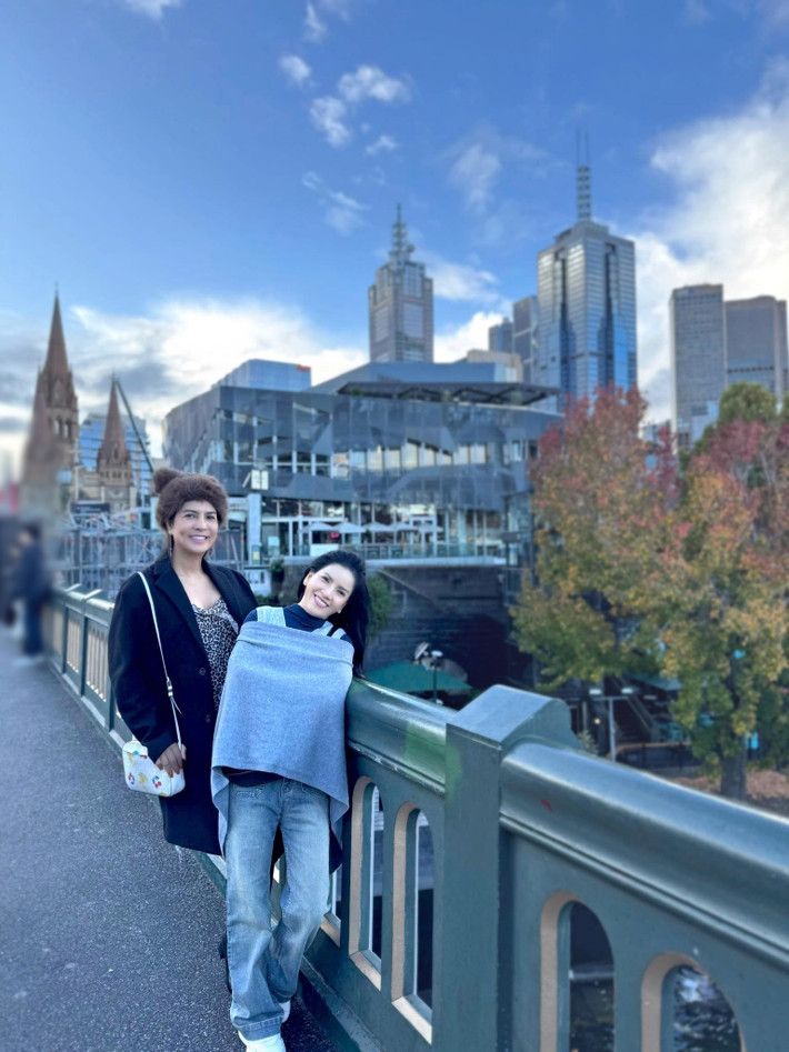 Nữ diễn viên tươi tắn bên đạo diễn Hồng Ngọc vào tháng 5/2025. Ảnh: FB Ngọc Trinh.