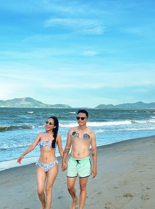 Thanh Thảo đẹp hút mắt, dạo biển bên ca sĩ Hoàng Bách. Ảnh: FB Thanh Thảo.