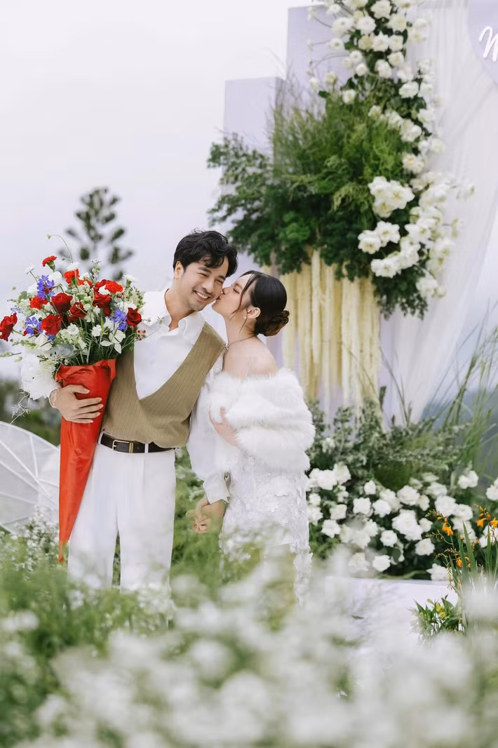 Theo Vietnamnet, hôn lễ của vợ chồng Đoàn Minh Tài dự kiến diễn ra ngày 25/12 ở TPHCM. Thời gian qua, cặp đôi đã gửi thiệp mời đến bạn bè, đồng nghiệp thân thiết. Ảnh: FB Đoàn Minh Tài.