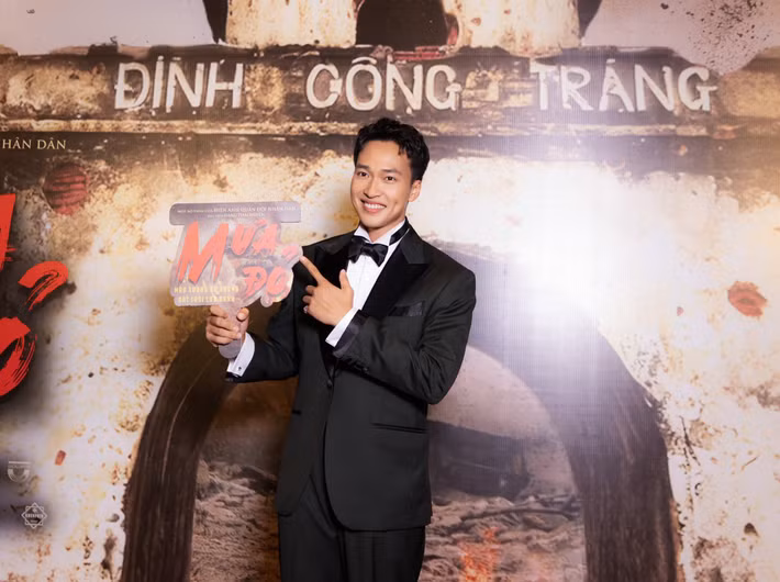 Lâm Thanh Nhã vào vai Bình - chàng sinh viên mỹ thuật trong phim điện ảnh Mưa đỏ đang gây sốt.