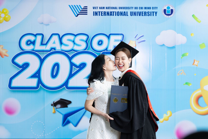 Bảo Ngọc cảm ơn ba mẹ, thầy cô, bạn bè, đạo diễn Hoàng Nhật Nam và doanh nhân Phạm Kim Dung. Trong ngày nhận bằng tốt nghiệp, Bảo Ngọc tình cảm bên mẹ. Phía doanh nhân Phạm Kim Dung chia sẻ: "Hành trình của Ngọc luôn khiến mọi người xúc động, một cô gái đẹp, học giỏi và lúc nào cũng hết mình trong mọi vai trò. Hôm nay, nhìn em rạng rỡ trong cột mốc quan trọng này, Dung tin rằng đây chỉ là điểm bắt đầu cho những bước tiến xa hơn nữa. Chúc em luôn giữ trọn tinh thần tử tế, nỗ lực và nhân ái mà em đã xây dựng suốt thời gian qua. Tiếp tục tỏa sáng theo cách riêng của mình".