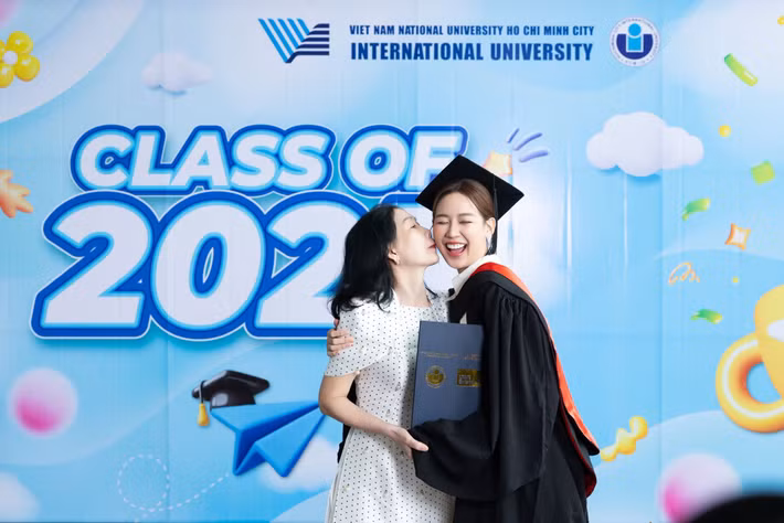 Bảo Ngọc cảm ơn ba mẹ, thầy cô, bạn bè, đạo diễn Hoàng Nhật Nam và doanh nhân Phạm Kim Dung. Trong ngày nhận bằng tốt nghiệp, Bảo Ngọc tình cảm bên mẹ. Phía doanh nhân Phạm Kim Dung chia sẻ: "Hành trình của Ngọc luôn khiến mọi người xúc động, một cô gái đẹp, học giỏi và lúc nào cũng hết mình trong mọi vai trò. Hôm nay, nhìn em rạng rỡ trong cột mốc quan trọng này, Dung tin rằng đây chỉ là điểm bắt đầu cho những bước tiến xa hơn nữa. Chúc em luôn giữ trọn tinh thần tử tế, nỗ lực và nhân ái mà em đã xây dựng suốt thời gian qua. Tiếp tục tỏa sáng theo cách riêng của mình".