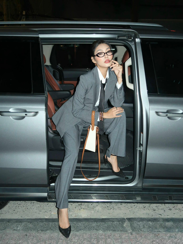 Nàng hậu thường xuyên sử dụng xe hơi sang trọng khi di chuyển. Ảnh: FB Thảo Nhi Lê.