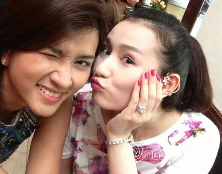 Theo Gia Đình Việt Nam, năm 2014, Lã Thanh Huyền (phải) bao nguyên rạp chiếu phim để cùng Kim Tuyến xem phim. Ảnh: Gia Đình Việt Nam.