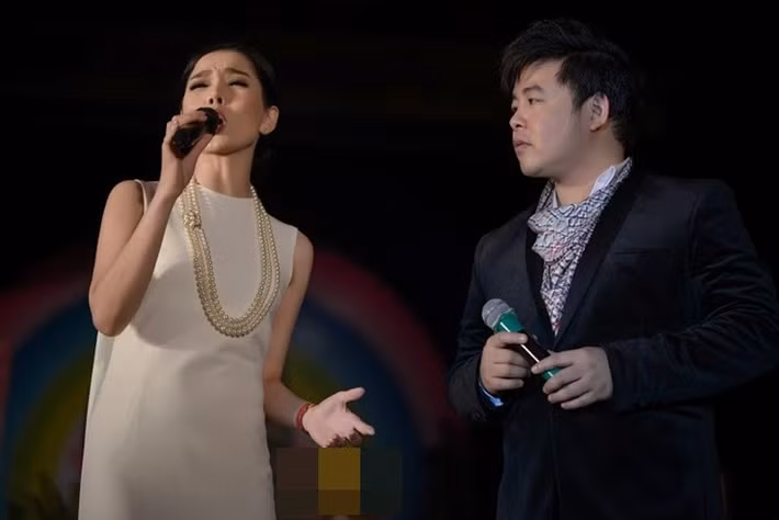 Đến năm 2010, khi trở về Việt Nam thực hiện liveshow đầu tiên, Quang Lê mạnh dạn mời Lệ Quyên tham gia chương trình. Từ đó, ca khúc “Sầu tím thiệp hồng” do cả hai song ca nhanh chóng trở thành dấu ấn đặc biệt và được khán giả yêu mến suốt nhiều năm. Ảnh: Arttimes.