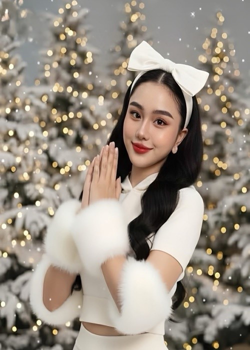 Lâm Khánh Chi cho biết, cô đón Giáng sinh ở Thái Lan. “Lịch công tác kết hợp du lịch 1 tuần từ ngày 22/12 đến ngày 28/12 tại Thái Lan. Lần đầu tiên đón Giáng sinh xa nhà, Bangkok là một trong những nơi tôi thích tới nhất”, nữ ca sĩ cho biết. Ảnh: FB Lâm Khánh Chi.