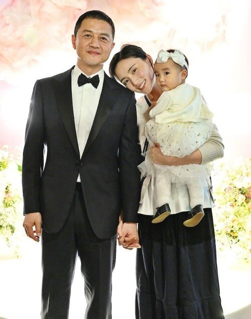 Năm 2005, Lý Á Bằng kết hôn với ca sĩ Vương Phi, có con gái Lý Yên, sau đó ly hôn vào năm 2013. Năm 2022, nam diễn viên đăng ký kết hôn với Hải Hà Kim Hỷ (trong ảnh), có con gái Lý Hạ. Năm 2025, tài tử ly hôn lần 2. Ảnh: Tiền Phong.