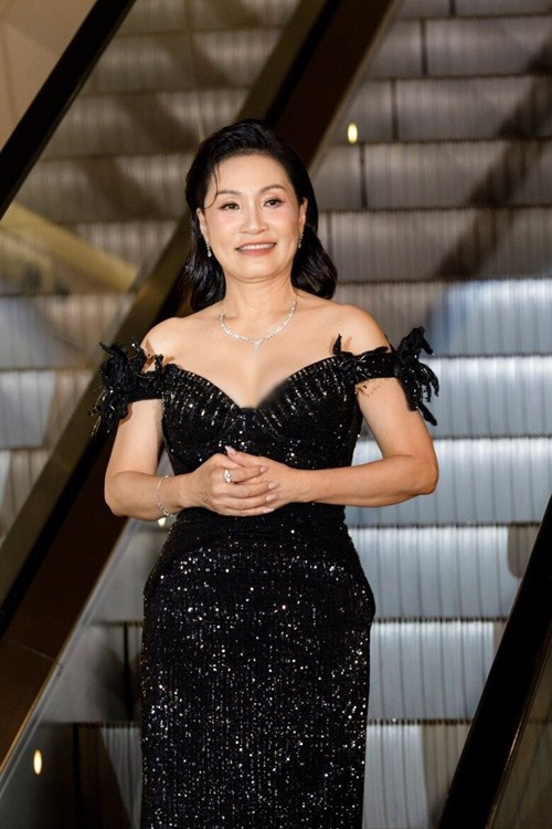 Hồng Đào bén duyên với sân khấu từ khi còn là sinh viên Trường Cao đẳng Sân khấu – Điện ảnh TP HCM. Năm 1982, khi đang học năm thứ hai, chị tham gia vở Đêm họa mi. Sau khi tốt nghiệp năm 1983, chị tiếp tục góp mặt trong nhiều vở kịch như “Tôi chờ ông đạo diễn”, “Ngôi nhà không có đàn ông”, “Giấc mộng kê vàng”. Ảnh: Phụ Nữ Thủ Đô.