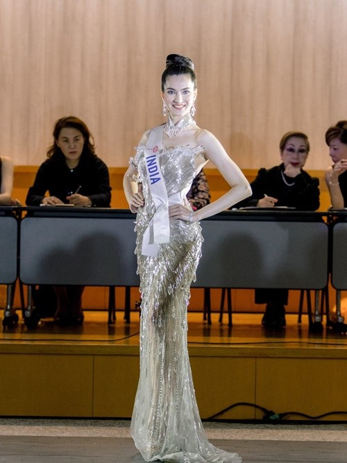 Roosh Sindhu - mỹ nhân Ấn Độ cũng chọn trang phục dạ hội của một nhà thiết kế Việt Nam. Ảnh: Miss International.