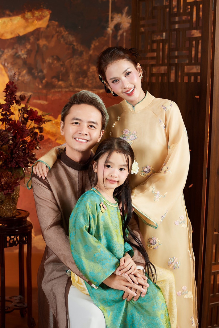 Không khí Tết thêm rộn ràng khi các nhóc tỳ nhà sao Việt được bố mẹ diện áo dài truyền thống, ghi lại những khoảnh khắc đầu năm ngập tràn yêu thương. Ảnh: FB Tú Vi.