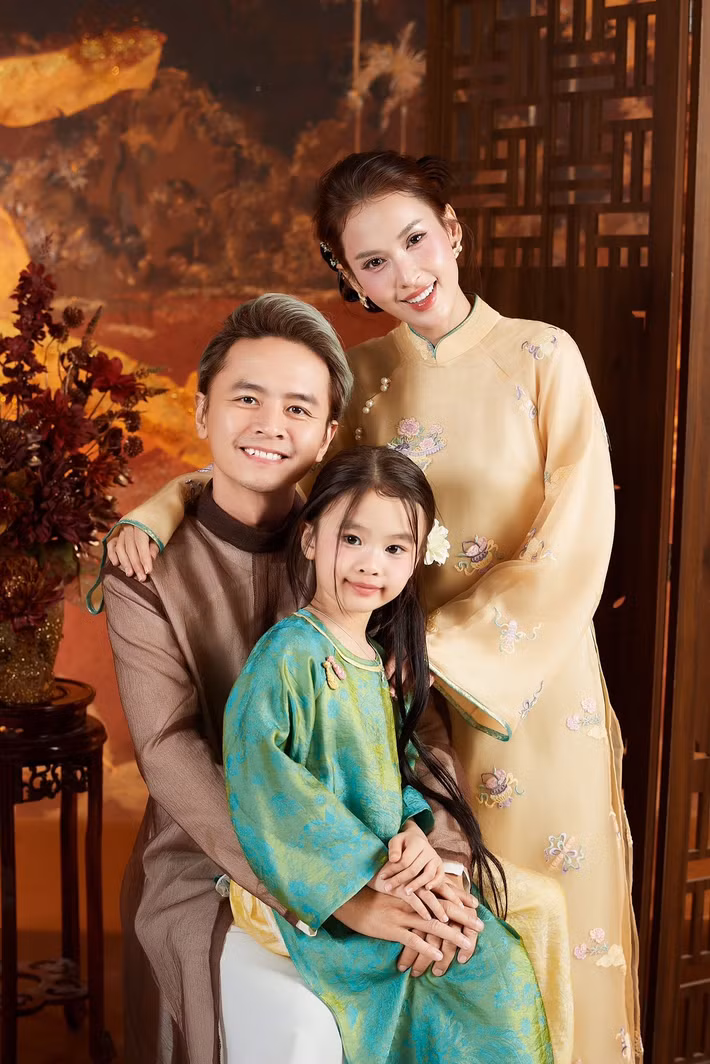 Không khí Tết thêm rộn ràng khi các nhóc tỳ nhà sao Việt được bố mẹ diện áo dài truyền thống, ghi lại những khoảnh khắc đầu năm ngập tràn yêu thương. Ảnh: FB Tú Vi.