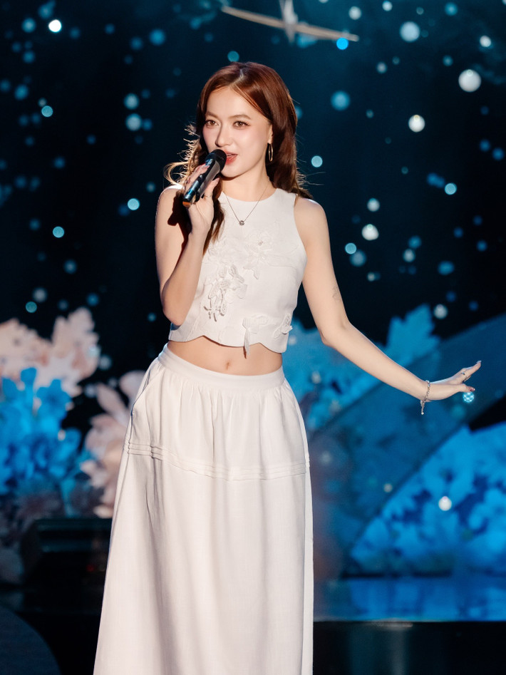 Cô cũng tiết lộ bạn trai giúp mình chú ý hơn đến sức khỏe, thậm chí “tiến bộ trong việc ăn rau quả”.