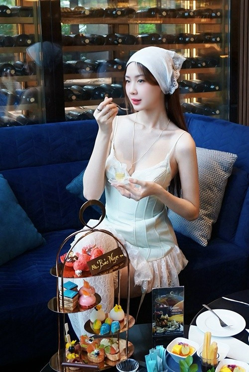 Hoa hậu Bảo Ngọc gợi cảm, ngọt ngào khi váy ngắn hai dây chất liệu ren. Ảnh: FB Bảo Ngọc.