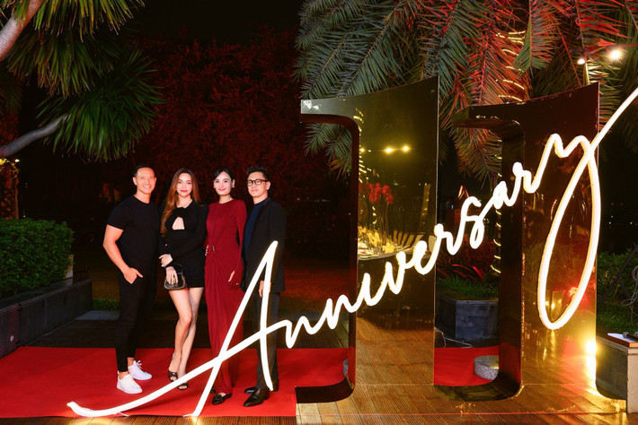 Đôi vợ chồng son mời nhiều bạn bè, đồng nghiệp đến dự tiệc. Trong ảnh, Kim Lý - Hồ Ngọc Hà đến chúc mừng vợ chồng Lê Thúy.