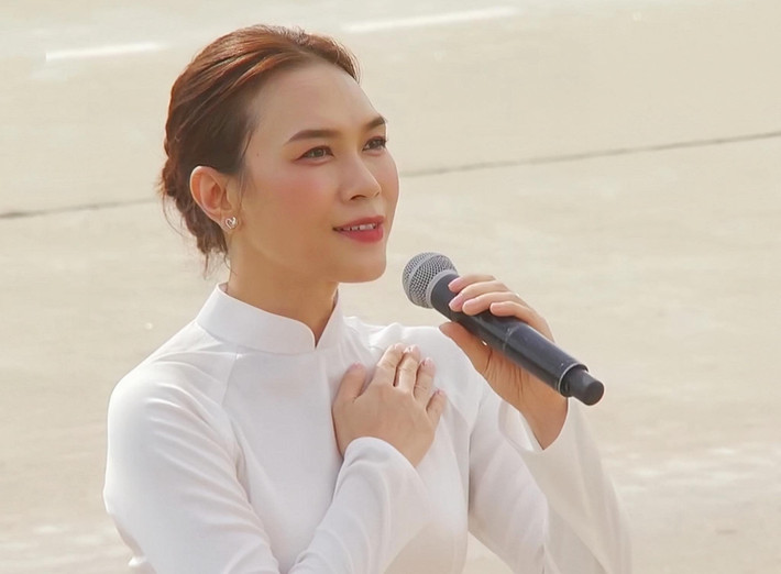 Tham gia biểu diễn ở Quảng trường Ba Đình trong Lễ kỷ niệm diễu binh, diễu hành 80 năm Quốc khánh 2/9, ca sĩ Mỹ Tâm diện áo dài trắng tinh khôi. Ảnh: FB Mỹ Tâm.