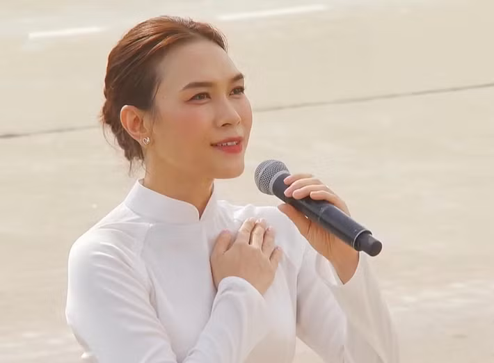 Tham gia biểu diễn ở Quảng trường Ba Đình trong Lễ kỷ niệm diễu binh, diễu hành 80 năm Quốc khánh 2/9, ca sĩ Mỹ Tâm diện áo dài trắng tinh khôi. Ảnh: FB Mỹ Tâm.