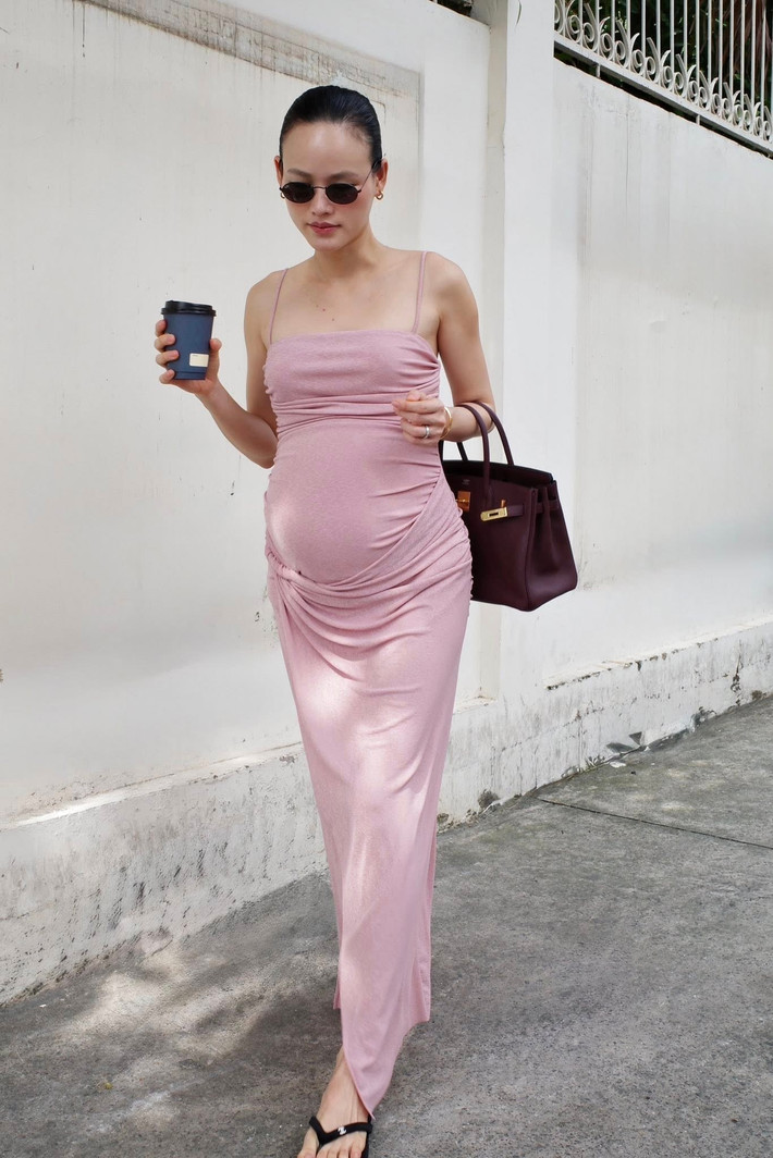 Tuyết Lan ưu tiên chọn các mẫu thiết kế có chất liệu mềm mại, kiểu dáng đẹp, thời trang và quan trọng là vừa vòng eo của mình. Ảnh: FB Tuyết Lan.