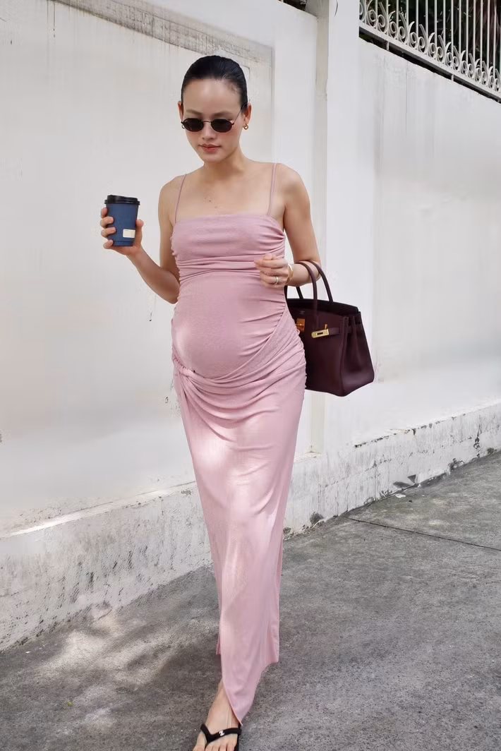 Tuyết Lan ưu tiên chọn các mẫu thiết kế có chất liệu mềm mại, kiểu dáng đẹp, thời trang và quan trọng là vừa vòng eo của mình. Ảnh: FB Tuyết Lan.