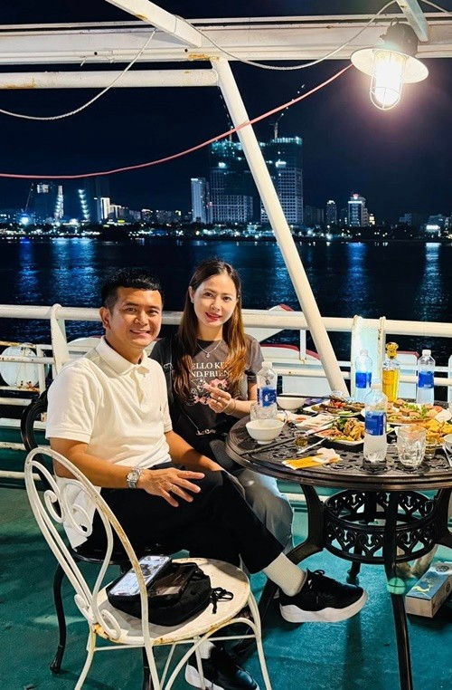 Hùng Thuận chia sẻ trên Znews, Tuệ Tâm gây ấn tượng với anh ngay từ những lần tiếp xúc đầu tiên bởi sự trưởng thành, sâu sắc trong suy nghĩ và cách ứng xử. Qua thời gian, chính sự chân thành, chu đáo và lối sống tình cảm của Tuệ Tâm đã chinh phục Hùng Thuận. Ảnh: FB Hùng Thuận.