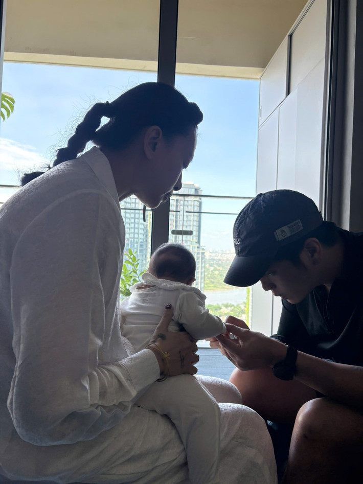 Con gái của Ngô Thanh Vân và Huy Trần vẫn chưa lộ mặt hoàn toàn. Ảnh: FB Ngô Thanh Vân.