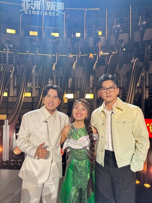 Các giám khảo khách mời như Tô Hữu Bằng (ngoài cùng bên phải), Cổ Cự Cơ cũng hết lời khen ngợi giọng hát của Phương Mỹ Chi. Ảnh: FB Phương Mỹ Chi.