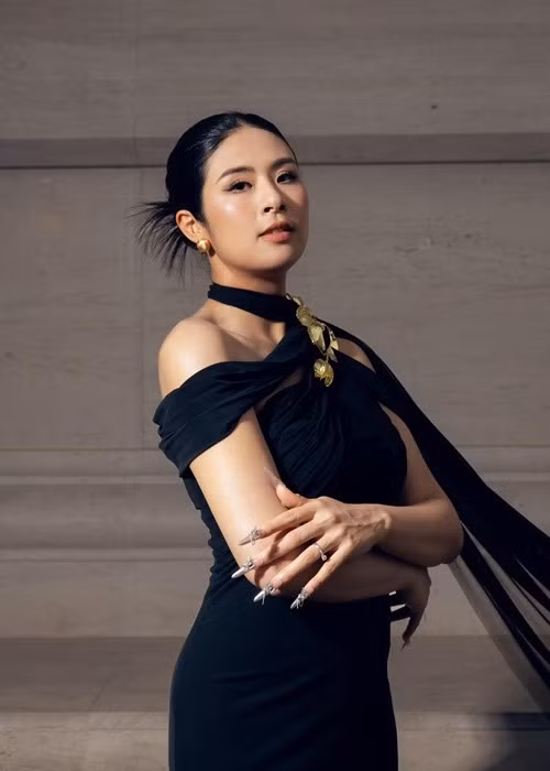 Ngọc Hân vẫn tham gia các sự kiện giải trí khi mang thai. Trong chương trình thời trang của NTK Hà Duy, cô làm khách mời. Ảnh: FB Ngọc Hân.