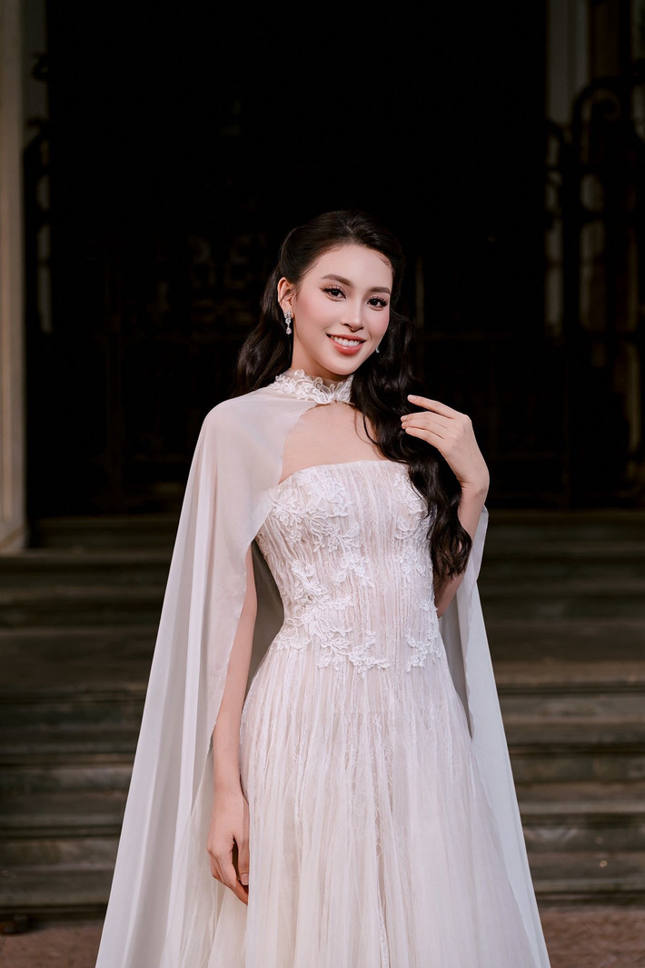 Mới đây, Hoa hậu Trần Tiểu Vy nhận được sự quan tâm của dư luận khi xuất hiện tại một sự kiện quốc tế ở Malaysia có hình ảnh quảng cáo cá độ. Người đẹp đã lên tiếng nhận lỗi vì chưa rà soát kỹ các chi tiết xuất hiện trong khung hình trước khi đăng tải.