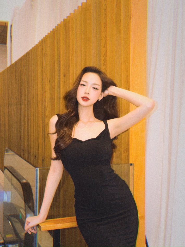 Bảo Ngọc cũng không theo đuổi lối trang điểm quá sắc sảo. Thay vào đó, lớp makeup trong veo, nhấn nhẹ vào đôi mắt và làn da mịn màng giúp cô giữ được vẻ thanh thoát.