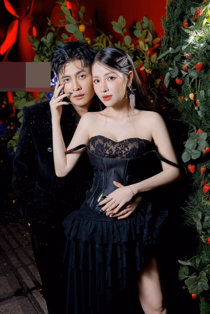 Gin Tuấn Kiệt là ông bố bỉm sữa khéo chăm sóc thiên thần nhỏ của mình. Nhờ được san sẻ việc chăm con, Puka không bị trầm cảm sau sinh. Ảnh: FB Gin Tuấn Kiệt.