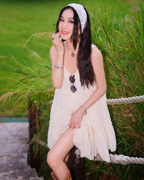 Ôn Bích Hà trung thành với phong cách quyến rũ, khéo léo tôn lên vóc dáng thon thả và vòng eo săn chắc. Ảnh: Instagram Ôn Bích Hà.