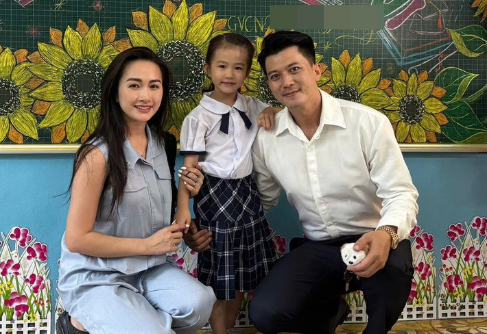 Trong cuộc phỏng vấn với Dân Việt, Hà Việt Dũng cho biết, thỉnh thoảng vợ hay "trêu": "Lần sau chồng hạn chế nhận vai đào hoa thôi nhé!".