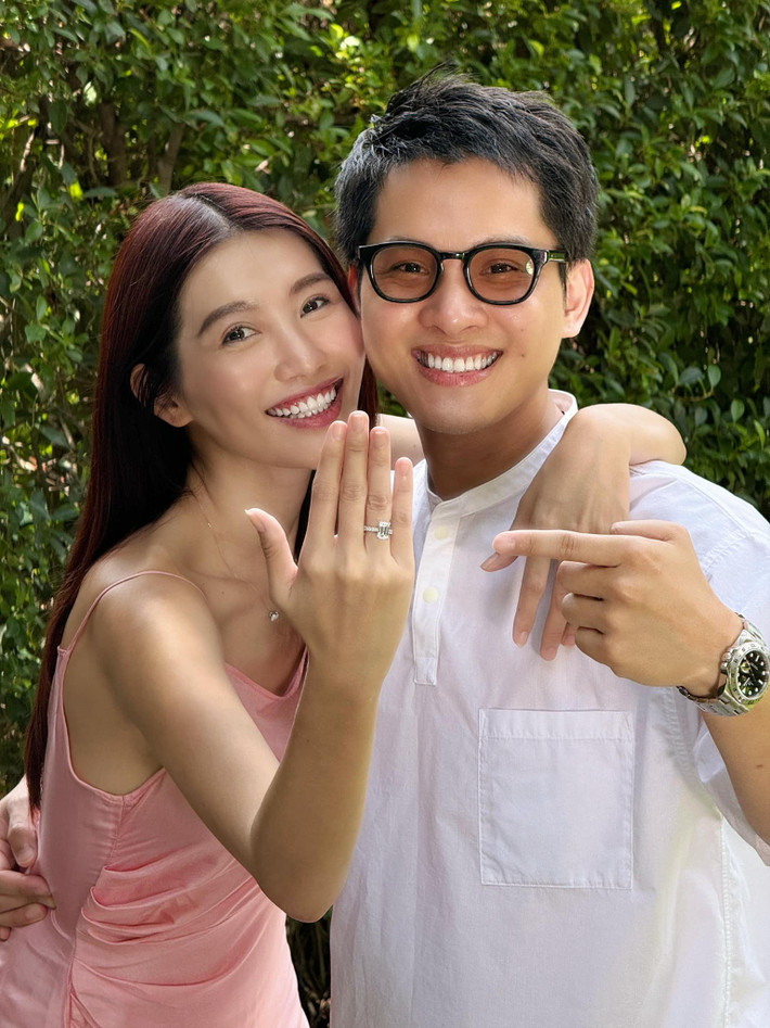 Mới đây, Quỳnh Châu khoe hình ảnh được cầu hôn vào năm 2024. "Hơn một năm giữ trong máy nay mới đăng ảnh cầu hôn. Ngày đó có cô gái đã nói: Em đồng ý", nàng hậu viết trên trang cá nhân. Ảnh: FB Quỳnh Châu.