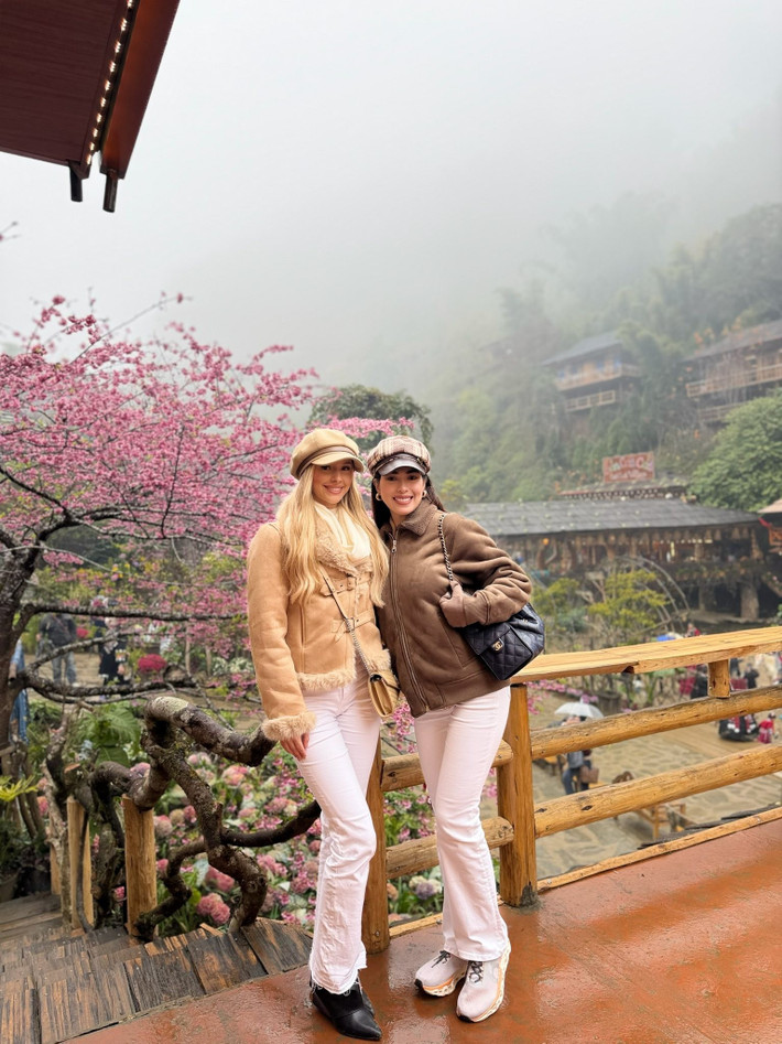 Á hậu Chelsea Fernandez và Hoa hậu Yolina Lindquist có nhiều khoảnh khắc thân thiết trong các hoạt động chung sau chung kết Miss Cosmo 2025. Ảnh: FB Yolina Lindquist.