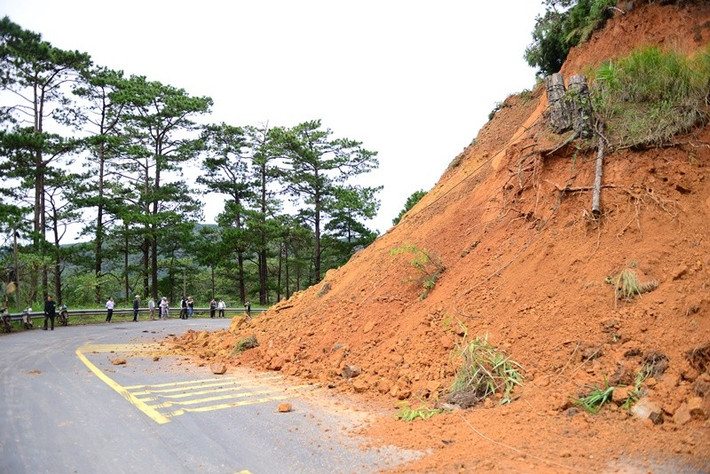 Ông Nguyễn Văn Sơn, Phó Chủ tịch UBND phường Xuân Trường – Đà Lạt cho biết, các lực lượng đang phối hợp đánh giá hiện trạng để đưa ra phương án xử lý phù hợp. “Chúng tôi ưu tiên an toàn cho người và phương tiện. Khi thời tiết ổn định, đơn vị chuyên môn sẽ tiến hành khơi thông và gia cố khu vực có nguy cơ sạt trượt”, ông Sơn nói.
