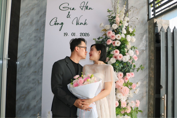 Trước đó, nàng hậu nhắn nhủ nửa kia: "Chúng mình đã cùng nhau lớn lên trong tình yêu này. Anh chở che hơn, mình la làng hơn".